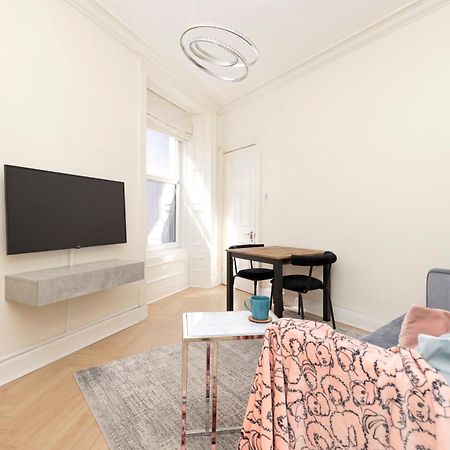 Joivy Modern Flat In City Centre - For Up To 3 Guests Appartement Edinburgh Buitenkant foto