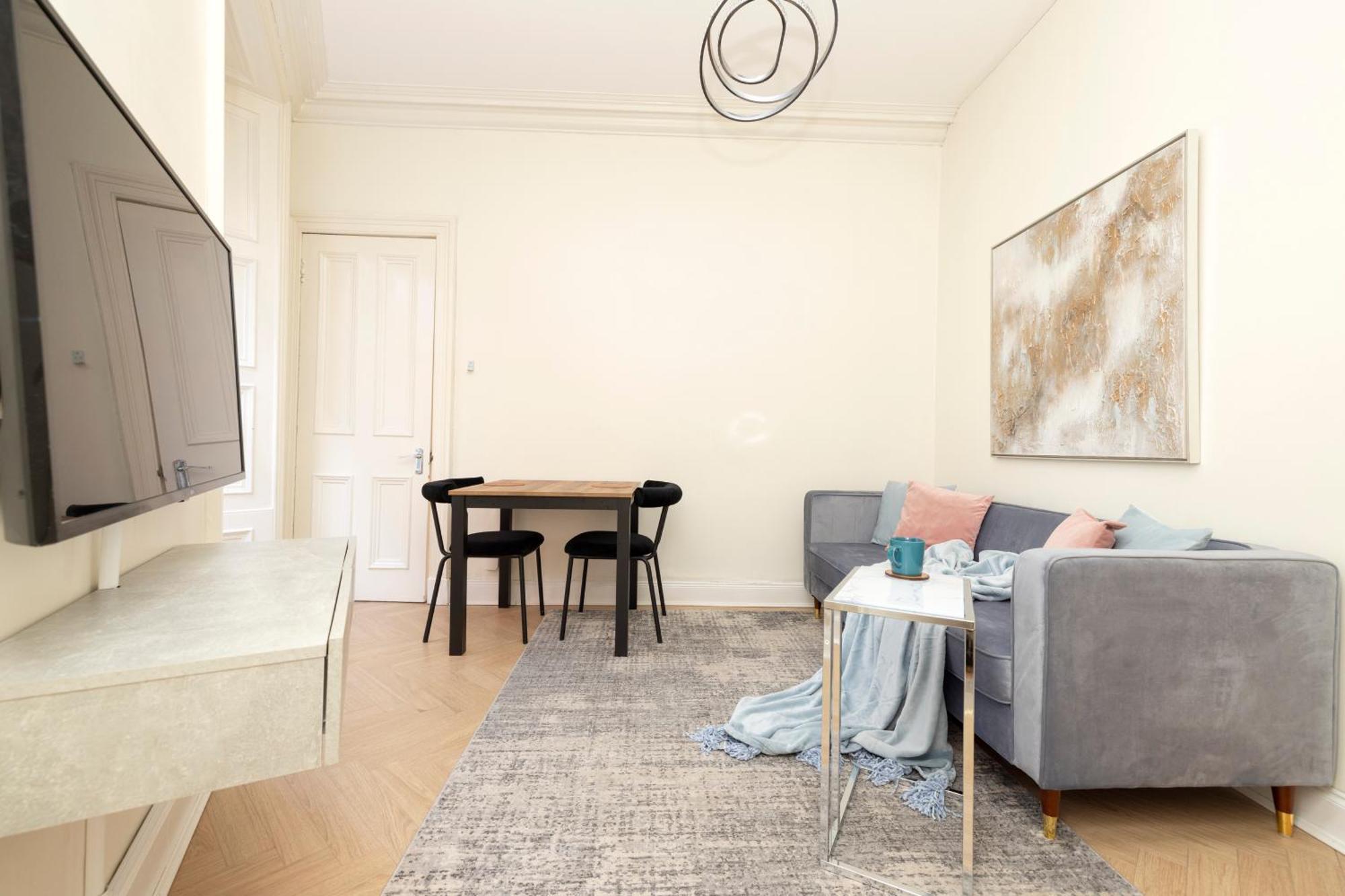 Joivy Modern Flat In City Centre - For Up To 3 Guests Appartement Edinburgh Buitenkant foto